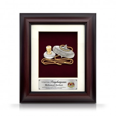 8.5" x 10" Solid Frame with Gold Plated Pewter : Gasing