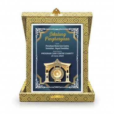 7" x 9" Crystal Award Plaque with Songket Box and Gold Plated Pewter - Gong 7" x 9" Crystal Award Plaque with Songket Box and Gold Plated Pewter - Gong