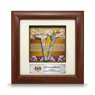 7" x 7" Solid Frame with Printed Background (Malay Motif Pattern) : Gold Plated Pewter Keris