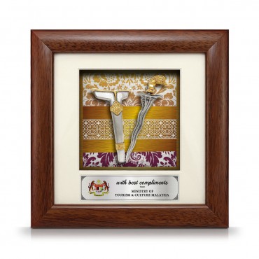7" x 7" Solid Frame with Printed Background : Gold Plated Pewter Keris (Malay Motif Pattern Background)